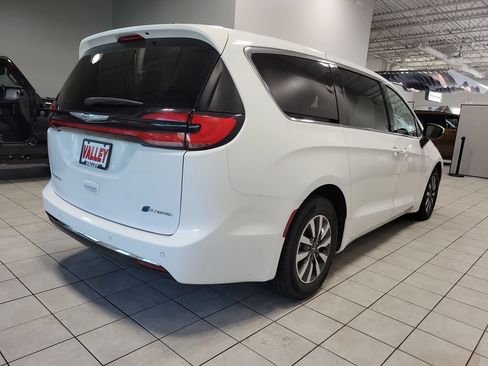 Used 2023 Chrysler Pacifica Touring-L FWD image 10