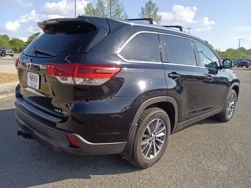 Used 2019 Toyota Highlander XLE AWD/4WD image 3