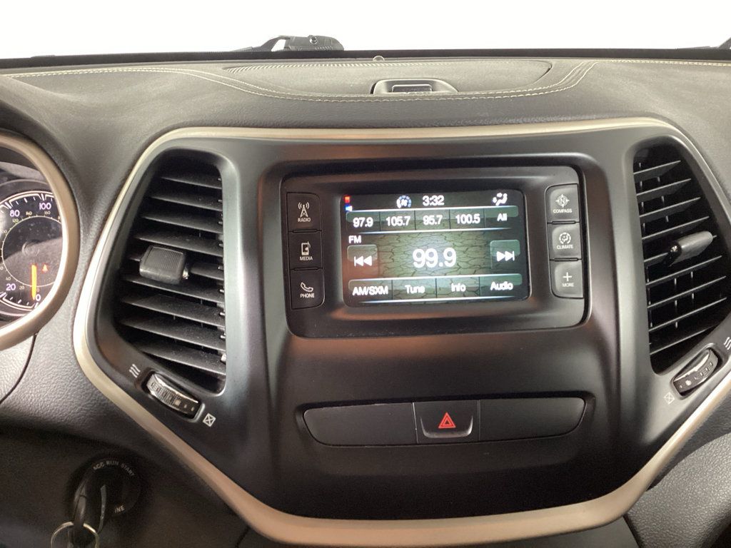 Used 2017 Jeep Cherokee Latitude AWD/4WD image 26
