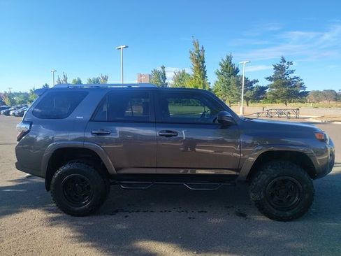 Used 2018 Toyota 4Runner SR5 AWD/4WD image 2