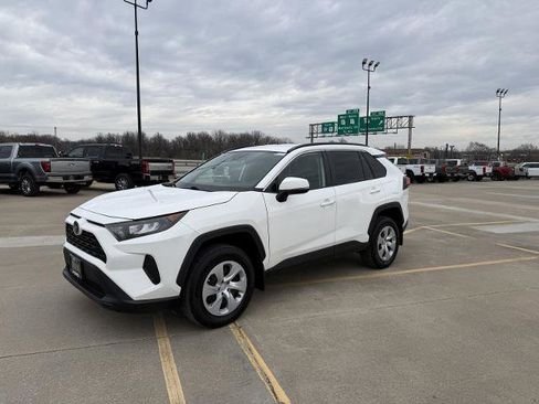 Used 2021 Toyota RAV4 LE image 4