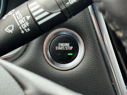 Used 2022 Chevrolet Traverse LT FWD image 13
