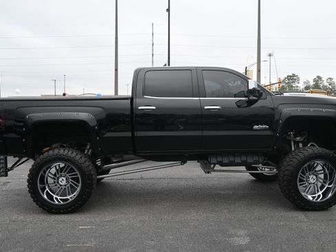 Used 2017 Chevrolet Silverado 2500 High Country w/ Duramax Plus Package AWD/4WD image 11