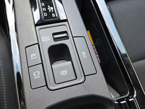 Used 2025 Toyota Prius XLE image 27