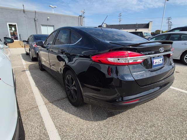 Used 2018 Ford Fusion SE w/ Equipment Group 201A FWD image 2