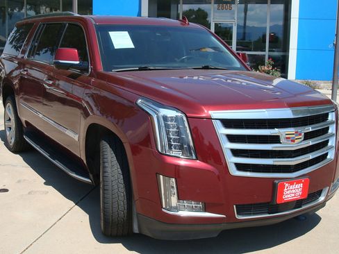 Used 2020 Cadillac Escalade ESV Premium Luxury image 3