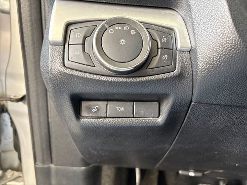 Used 2017 Ford Explorer XLT w/ Equipment Group 202A AWD/4WD image 41