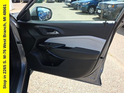 Used 2025 Chevrolet Trax LT FWD image 40