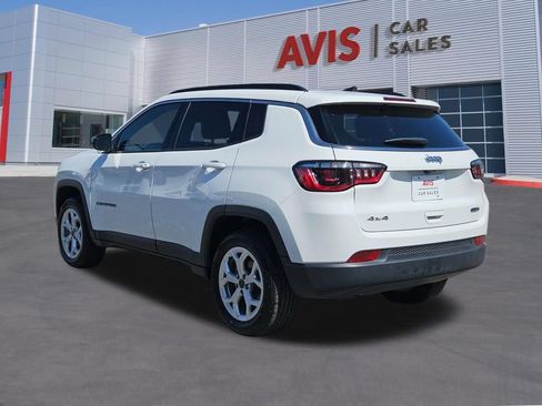 Used 2025 Jeep Compass Latitude w/ Sun & Sound Group AWD/4WD image 9