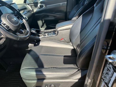 Used 2021 Kia Sorento S image 11