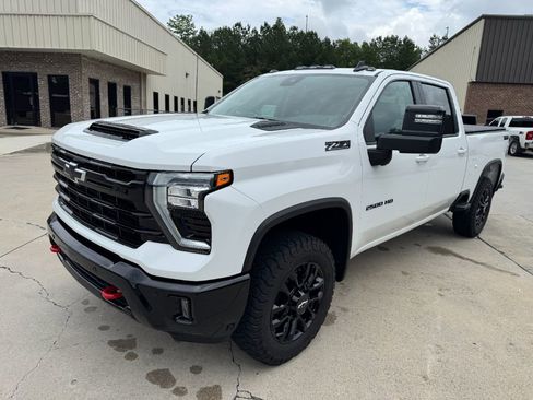 Used 2025 Chevrolet Silverado 2500 LT w/ Trail Boss Package AWD/4WD image 9