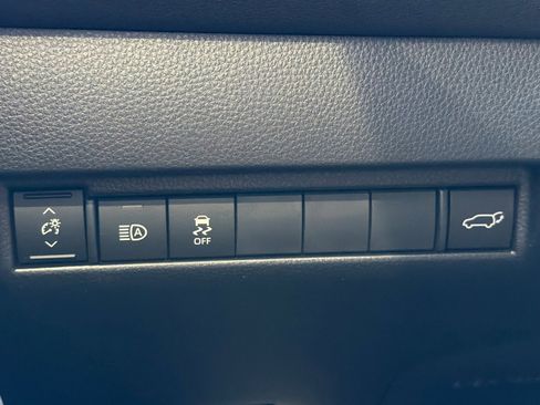 Used 2023 Toyota Venza LE AWD/4WD image 35