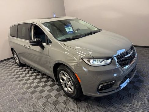 Used 2024 Chrysler Pacifica Limited FWD image 2