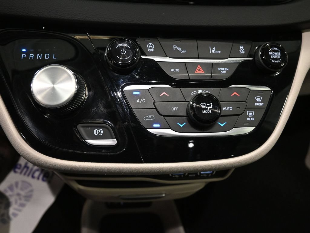 Used 2023 Chrysler Pacifica Touring-L FWD image 12