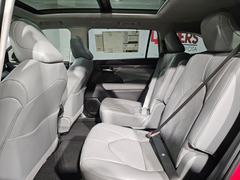 New 2026 Toyota Highlander Platinum AWD/4WD image 21