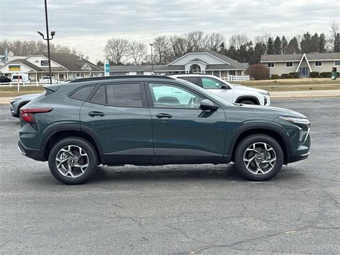 New 2025 Chevrolet Trax LT w/ Driver Confidence Package image 2