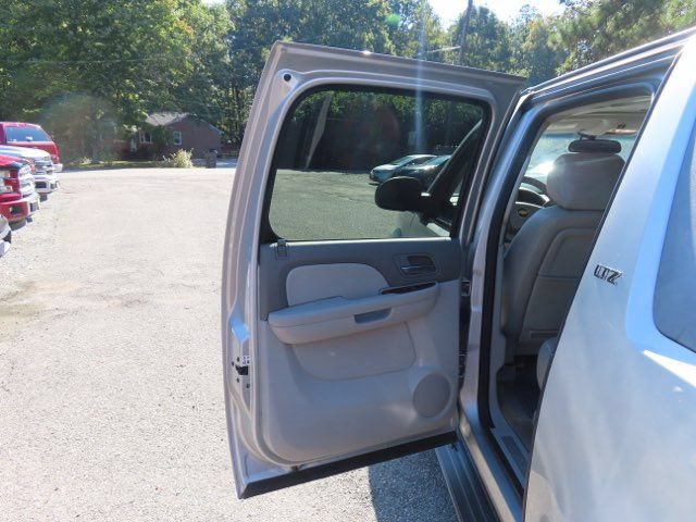 Used 2010 Chevrolet Avalanche LTZ AWD/4WD image 11