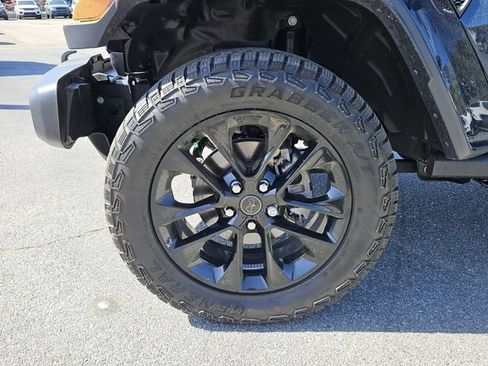 Used 2025 Jeep Gladiator Sport AWD/4WD image 9