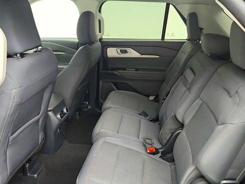 Used 2025 Ford Explorer Active AWD/4WD image 22