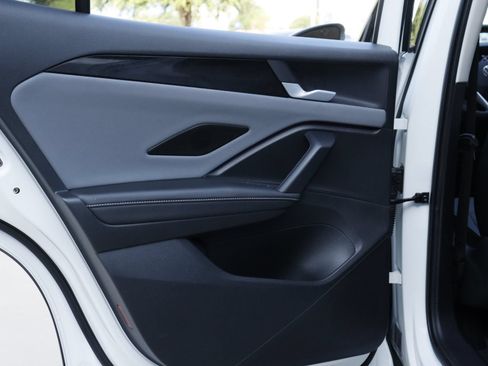 Certified 2025 Volkswagen Tiguan SE FWD image 27