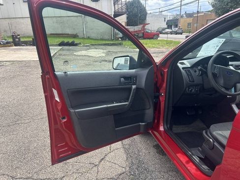 Used 2010 Ford Focus SE FWD image 14