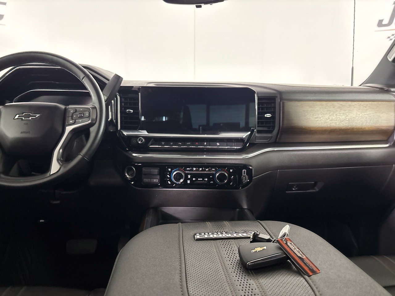 Used 2024 Chevrolet Silverado 2500 High Country w/ High Country Premium Package AWD/4WD image 21