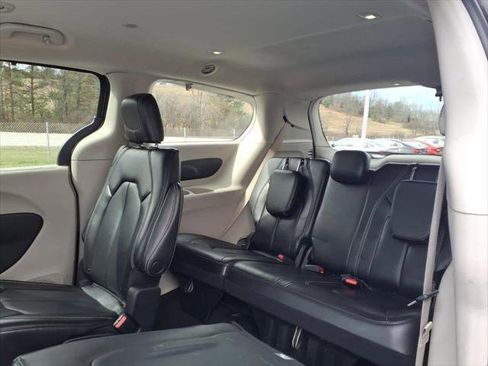 Used 2023 Chrysler Pacifica Touring-L FWD image 10