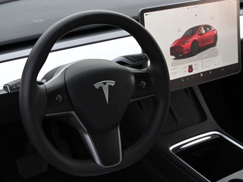Used 2023 Tesla Model Y Long Range image 8