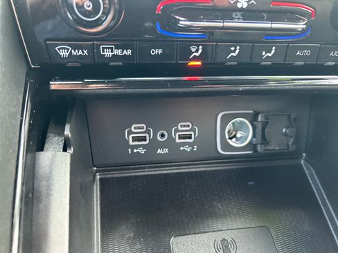 Used 2023 Jeep Grand Cherokee Laredo w/ Luxury Tech Group I image 31