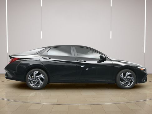 Used 2025 Hyundai Elantra Sport FWD image 23
