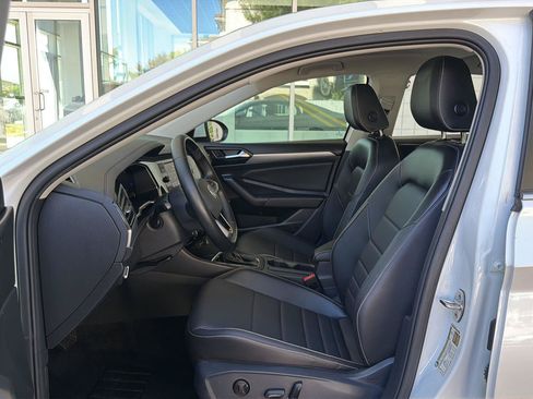 Certified 2023 Volkswagen Jetta SE w/ Panoramic Sunroof Package FWD image 16