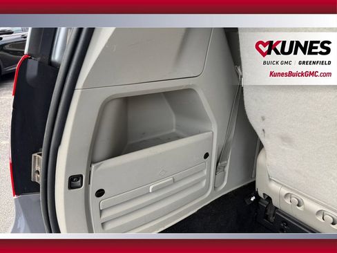 Used 2014 Chrysler Town & Country Touring FWD image 31