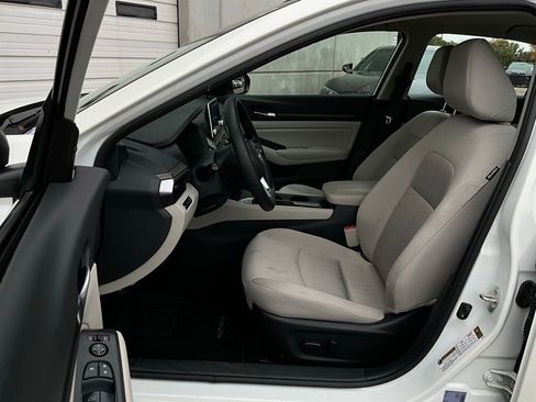 Used 2025 Nissan Altima 2.5 SV image 10