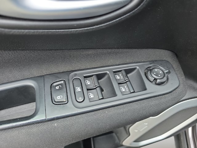 Used 2019 Jeep Renegade Latitude w/ Popular Equipment Group FWD image 17