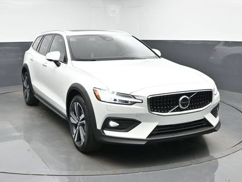 New 2026 Volvo V60 B5 Cross Country Plus w/ Climate Package AWD/4WD image 2