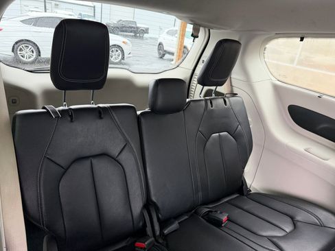 Used 2022 Chrysler Pacifica Touring-L image 21