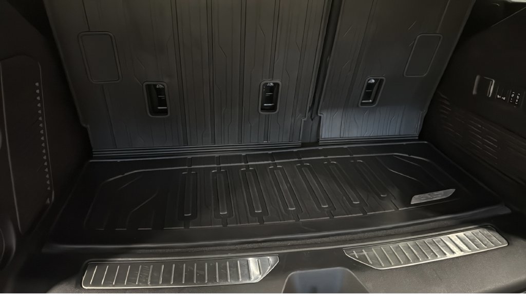 Used 2024 GMC Yukon AT4 w/ AT4 Premium Package AWD/4WD image 8