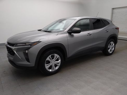 Used 2025 Chevrolet Trax LS FWD image 2