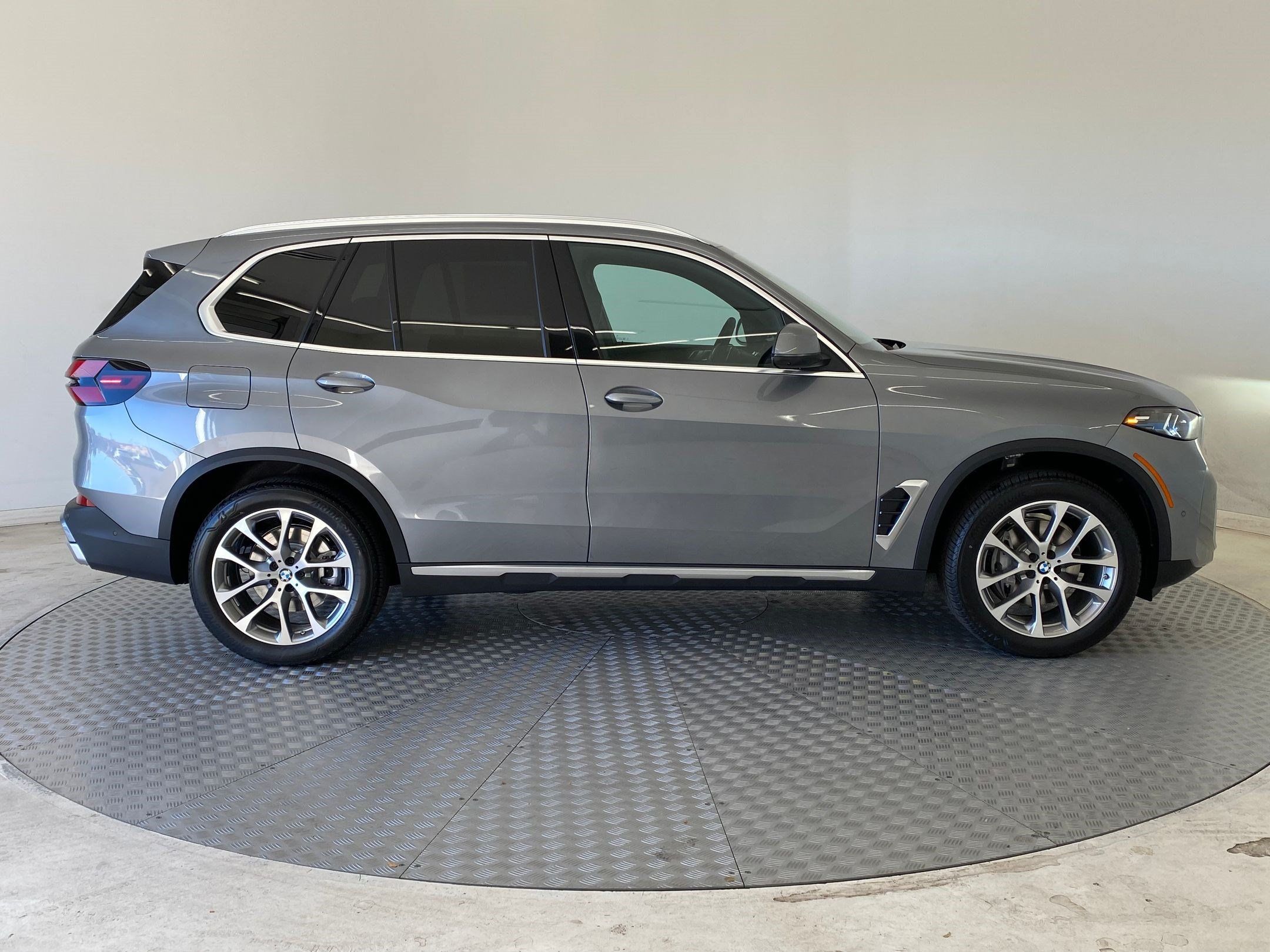 Used 2026 BMW X5 xDrive40i w/ Premium Package AWD/4WD image 7