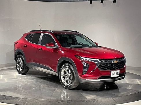 Used 2025 Chevrolet Trax LT FWD image 37