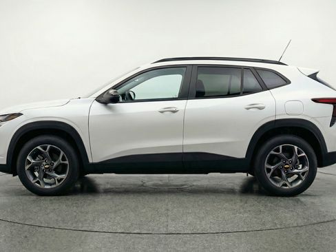 Used 2025 Chevrolet Trax LT w/ LT Convenience Package FWD image 5