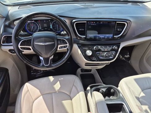 Used 2021 Chrysler Pacifica Touring-L FWD image 16