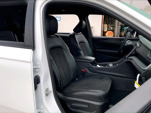 Used 2024 Jeep Grand Cherokee L Laredo image 16