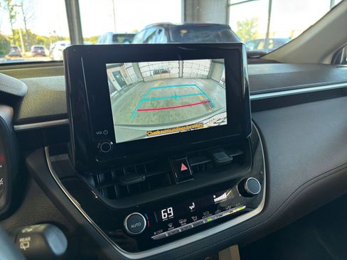 Used 2025 Toyota Corolla Cross LE image 17