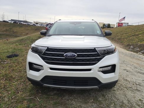 Used 2020 Ford Explorer XLT w/ Equipment Group 202A image 2