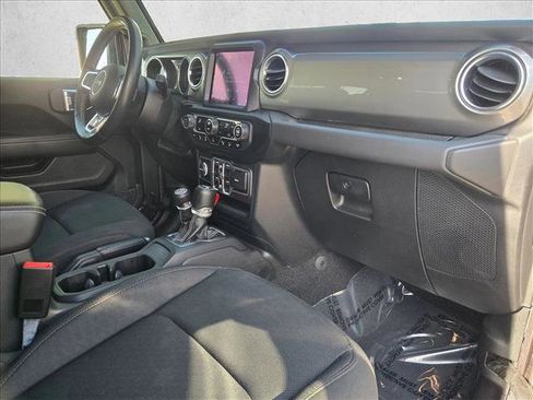 Used 2020 Jeep Wrangler Unlimited Sahara image 22