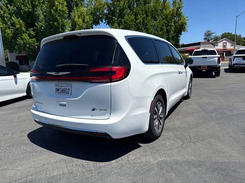 Used 2024 Chrysler Pacifica Limited FWD image 8