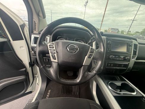 Used 2018 Nissan Titan SV w/ SV Convenience Package AWD/4WD image 16