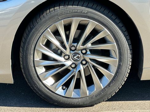 Used 2019 Lexus ES 300h w/ Luxury Package image 26