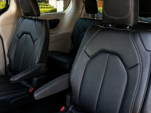 Used 2024 Chrysler Pacifica Touring-L FWD image 23